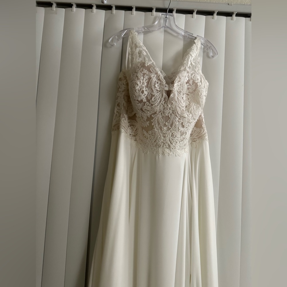 Beautiful BRAND NEW Wedding Dress